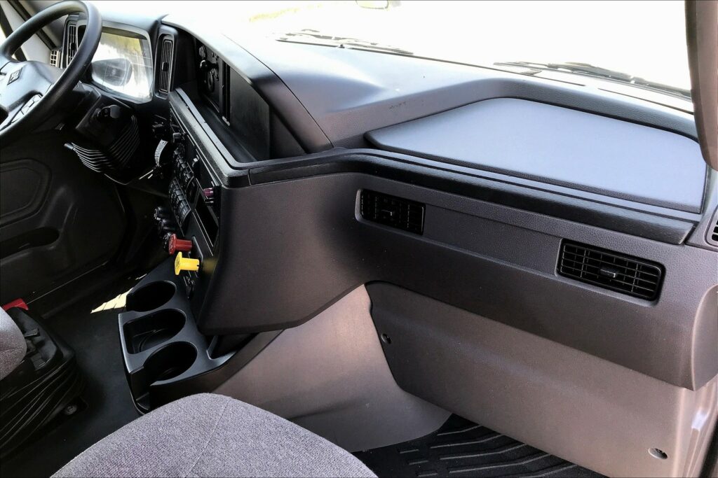 2022 CUM LT625 6×4 Sleeper