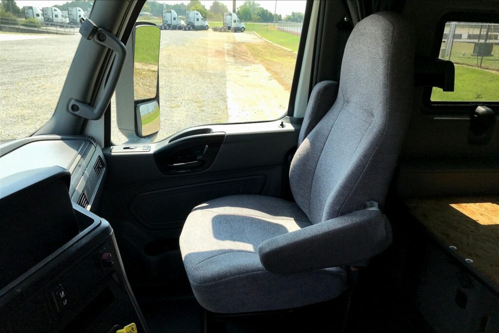 2022 CUM LT625 6×4 Sleeper