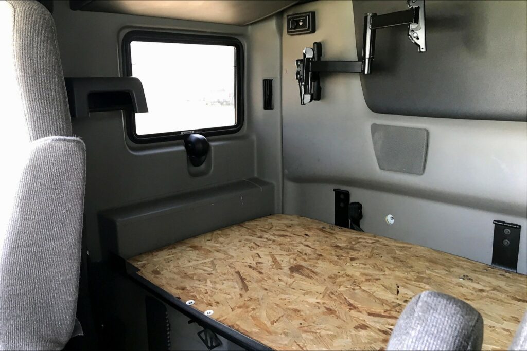 2022 CUM LT625 6×4 Sleeper