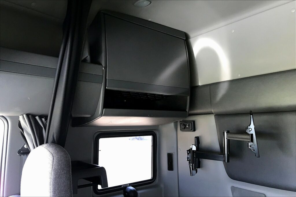 2022 CUM LT625 6×4 Sleeper