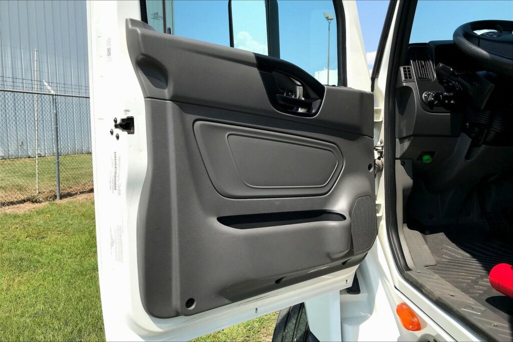 2022 CUM LT625 6×4 Sleeper