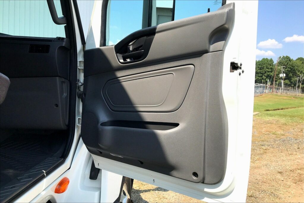 2022 CUM LT625 6×4 Sleeper