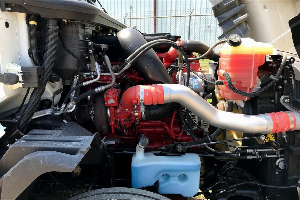 2022 CUM LT625 6×4 Sleeper