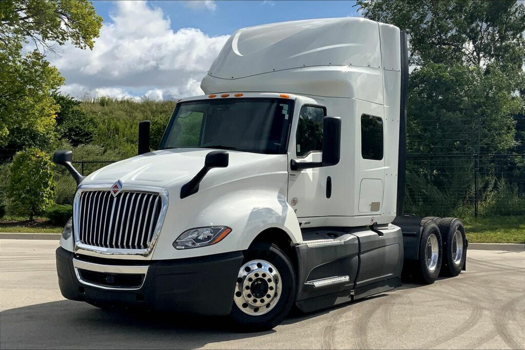 2022 CUM LT625 6×4 Sleeper