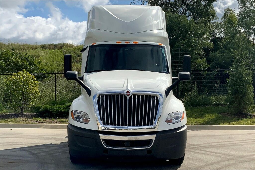 2022 CUM LT625 6×4 Sleeper