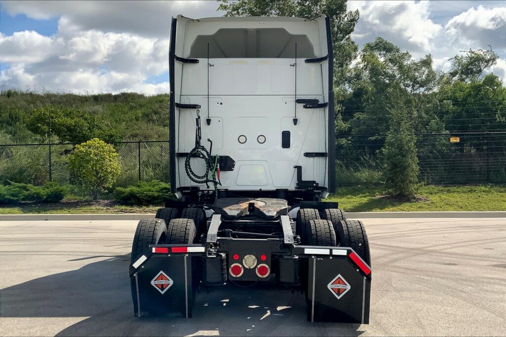 2022 CUM LT625 6×4 Sleeper