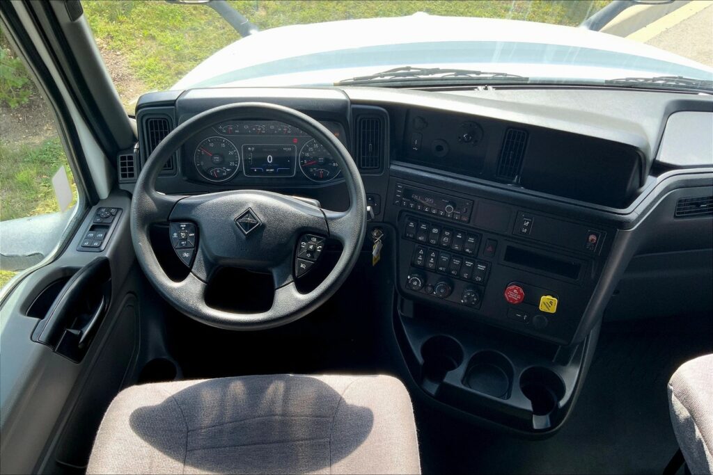 2022 CUM LT625 6×4 Sleeper