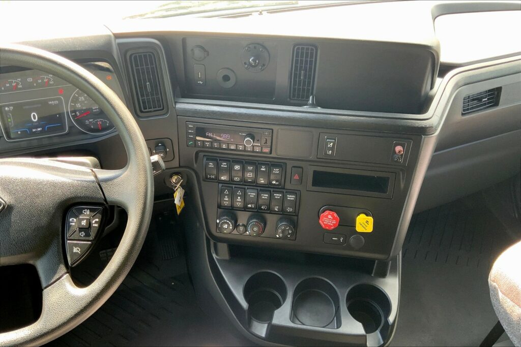 2022 CUM LT625 6×4 Sleeper