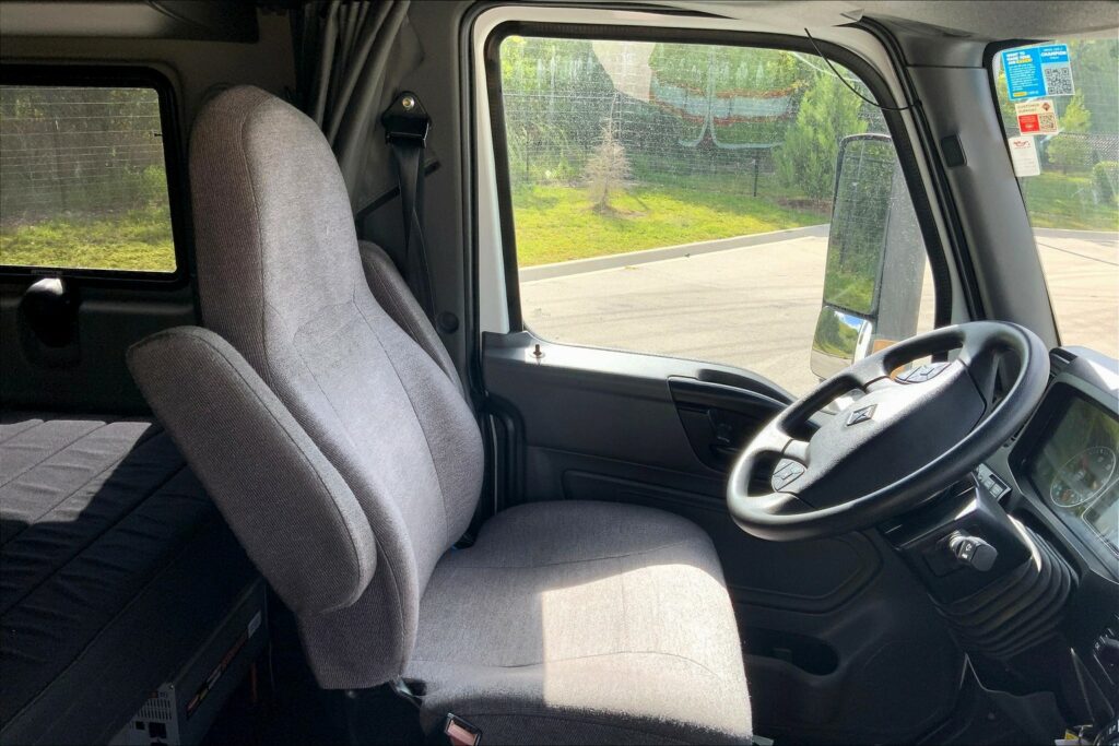 2022 CUM LT625 6×4 Sleeper