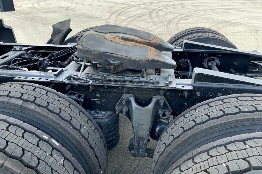 2022 CUM LT625 6×4 Sleeper