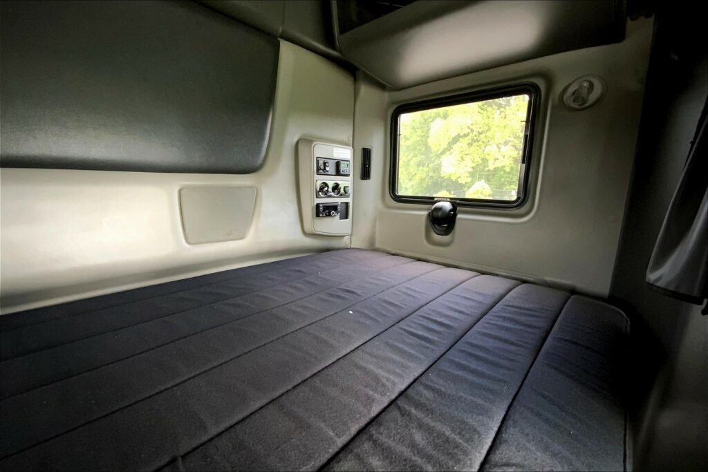 2022 CUM LT625 6×4 Sleeper