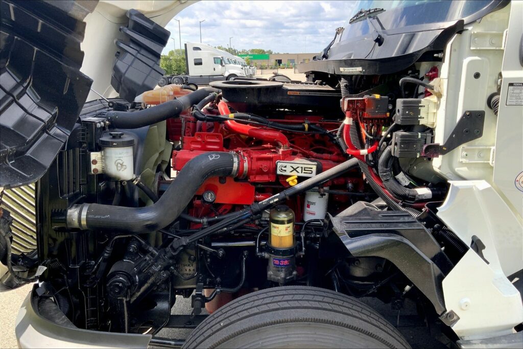 2022 CUM LT625 6×4 Sleeper