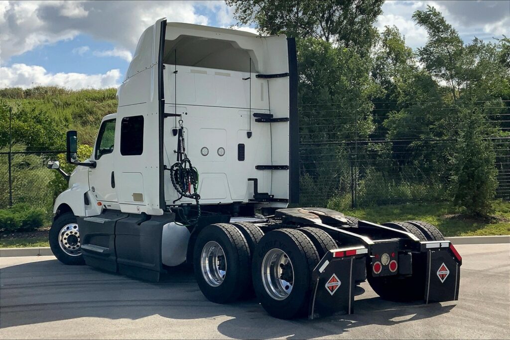 2022 CUM LT625 6×4 Sleeper