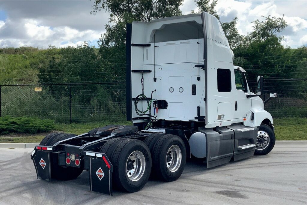 2022 CUM LT625 6×4 Sleeper