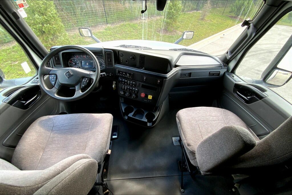 2022 CUM LT625 6×4 Sleeper