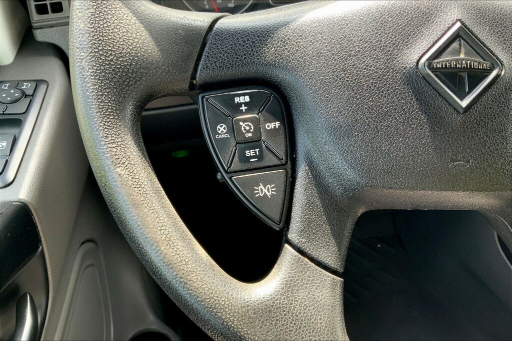 2022 CUM LT625 6×4 Sleeper