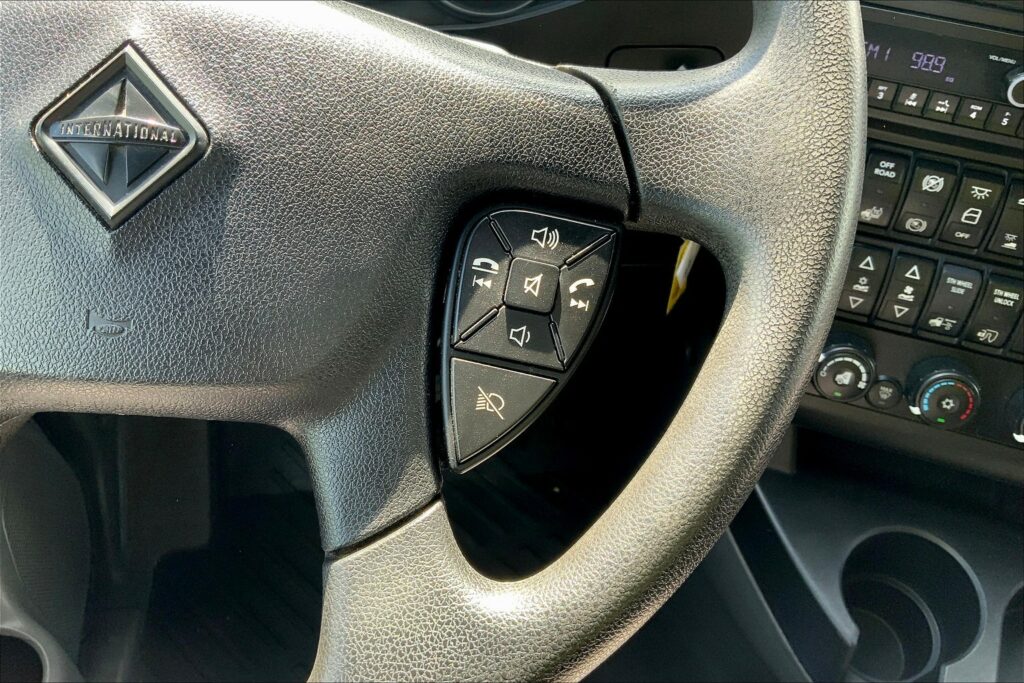 2022 CUM LT625 6×4 Sleeper