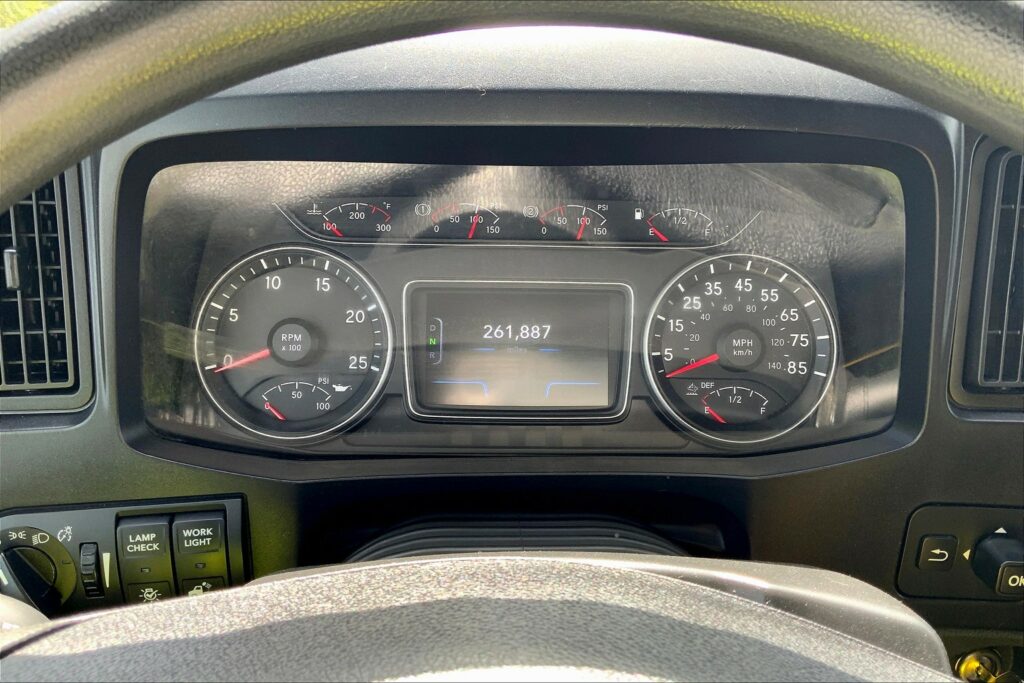 2022 CUM LT625 6×4 Sleeper