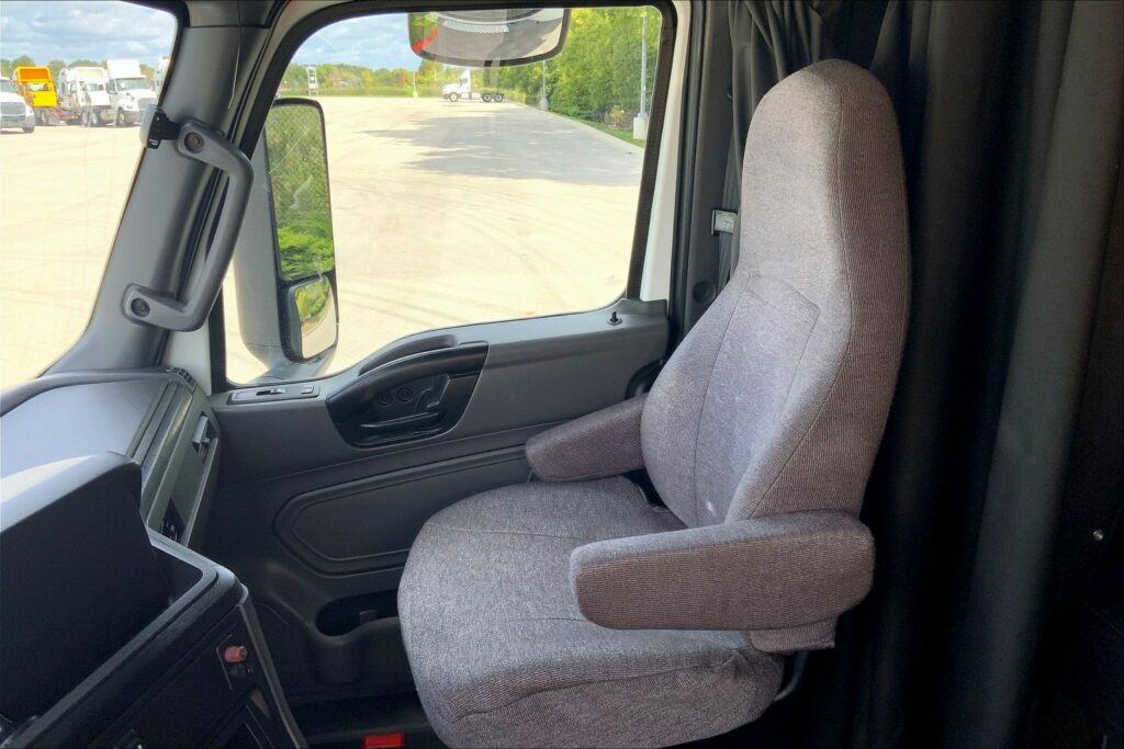 2022 CUM LT625 6×4 Sleeper