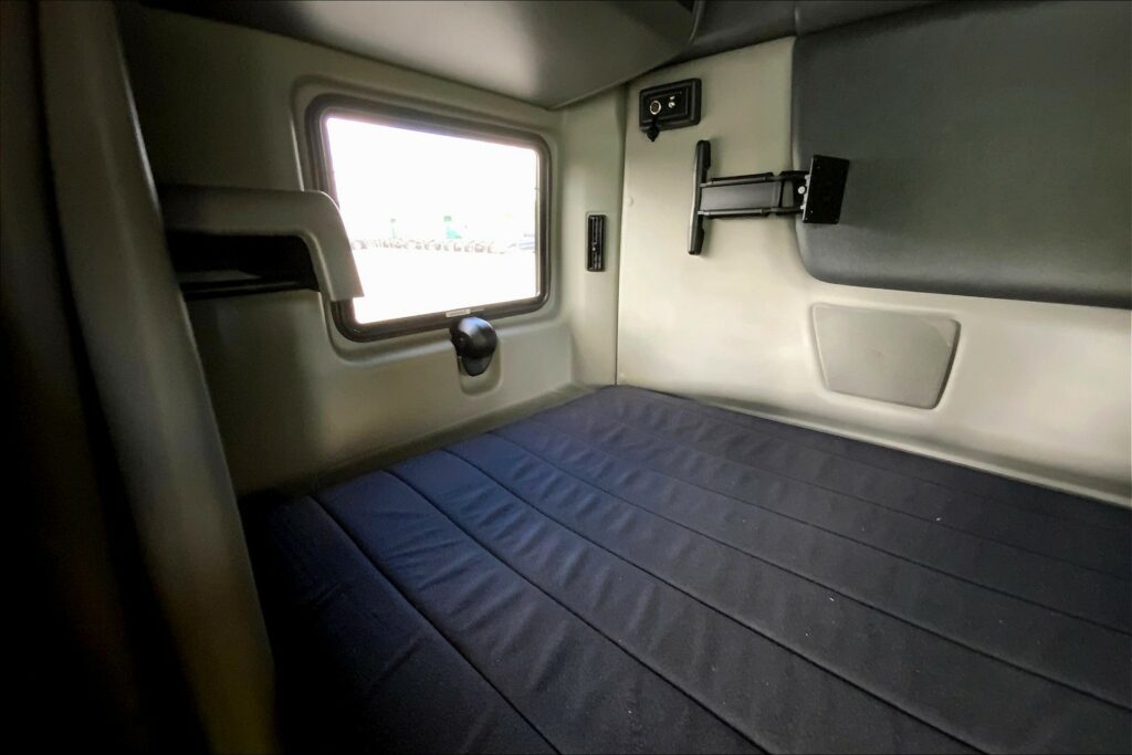 2022 CUM LT625 6×4 Sleeper