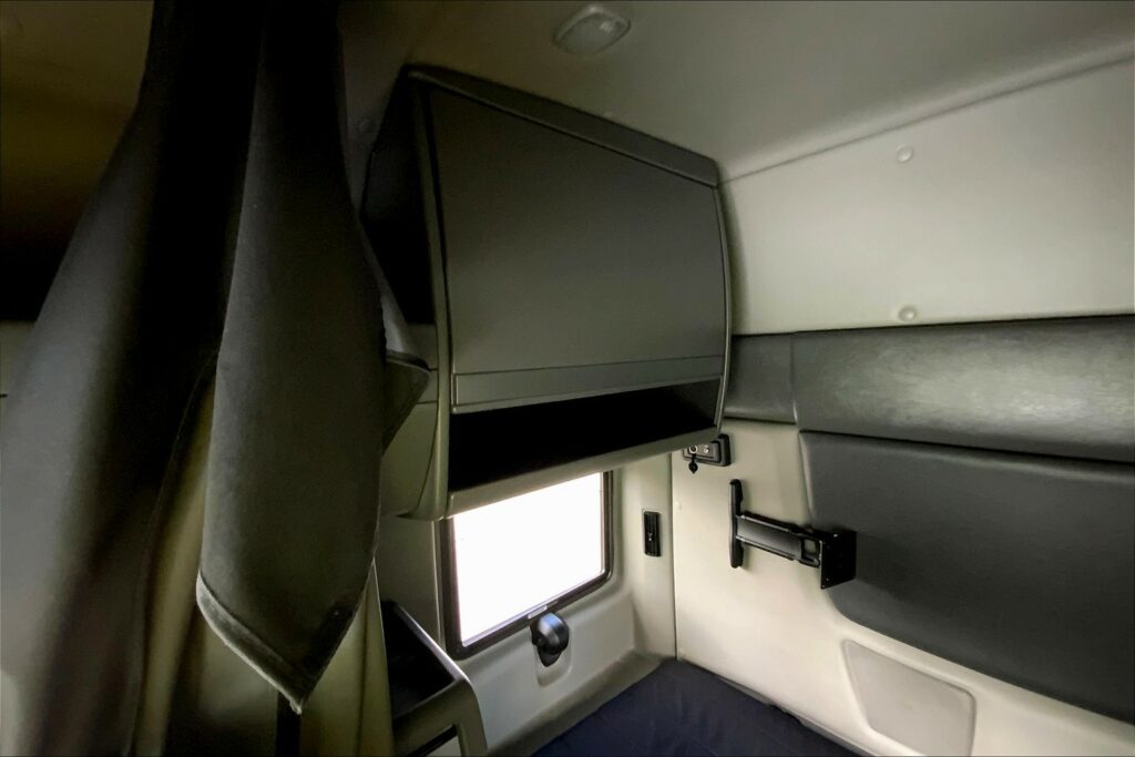 2022 CUM LT625 6×4 Sleeper