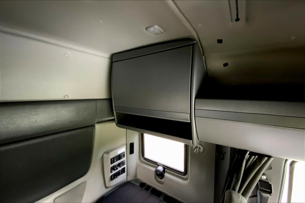 2022 CUM LT625 6×4 Sleeper