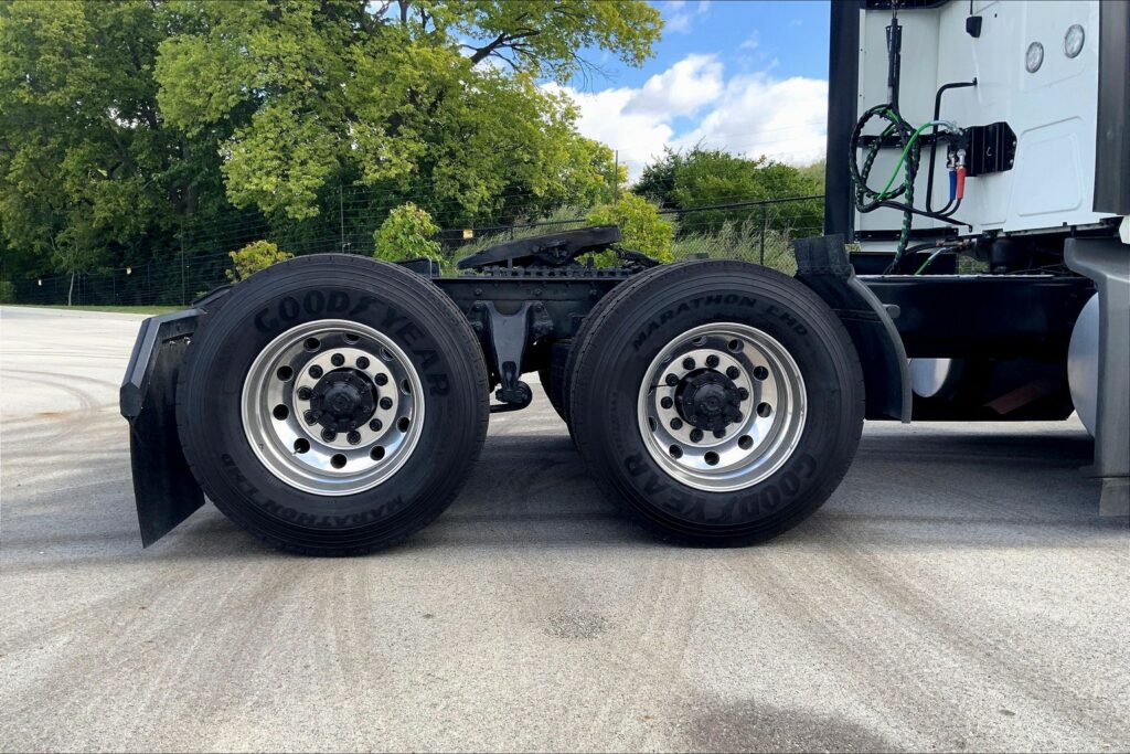 2022 CUM LT625 6×4 Sleeper