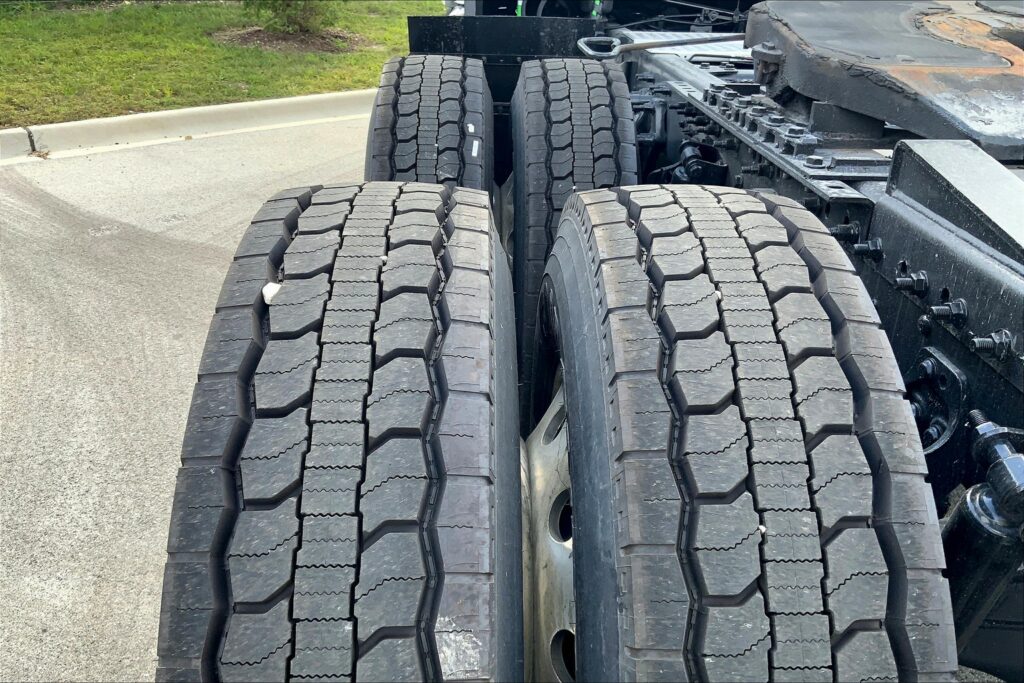 2022 CUM LT625 6×4 Sleeper