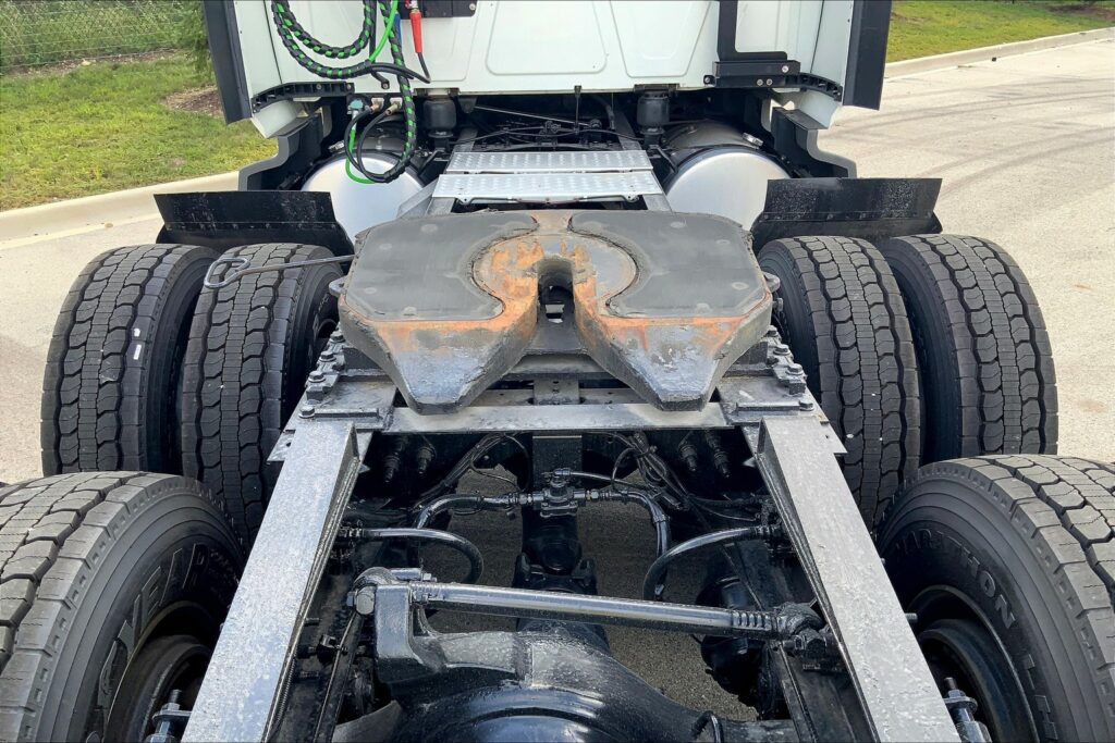 2022 CUM LT625 6×4 Sleeper