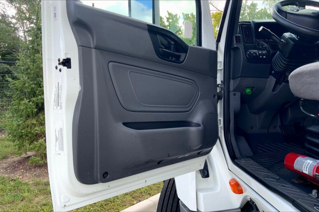 2022 CUM LT625 6×4 Sleeper