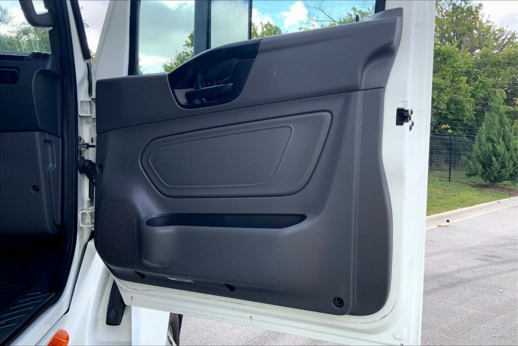 2022 CUM LT625 6×4 Sleeper