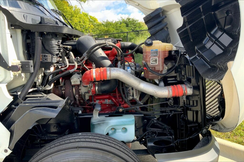 2022 CUM LT625 6×4 Sleeper