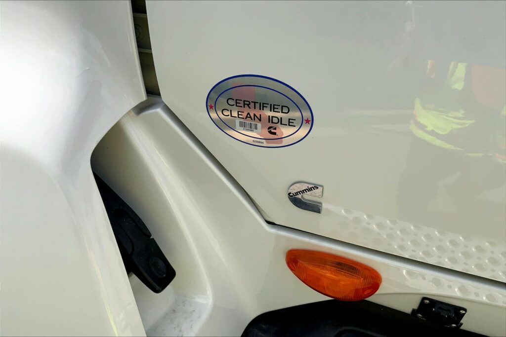 2022 CUM LT625 6×4 Sleeper