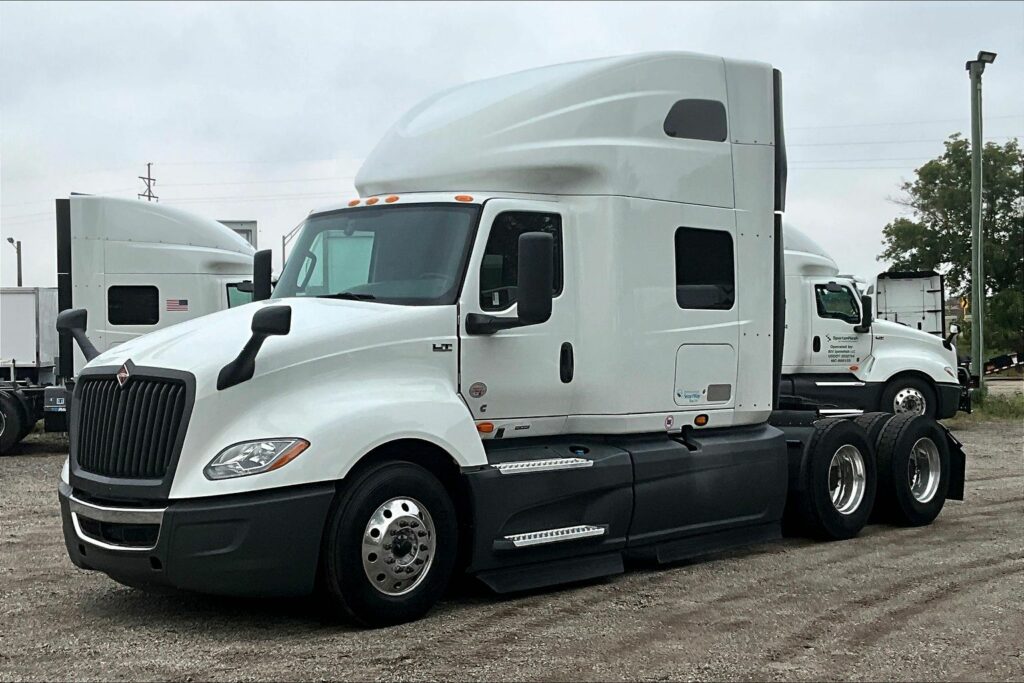 2022 CUM LT625 6×4 Sleeper