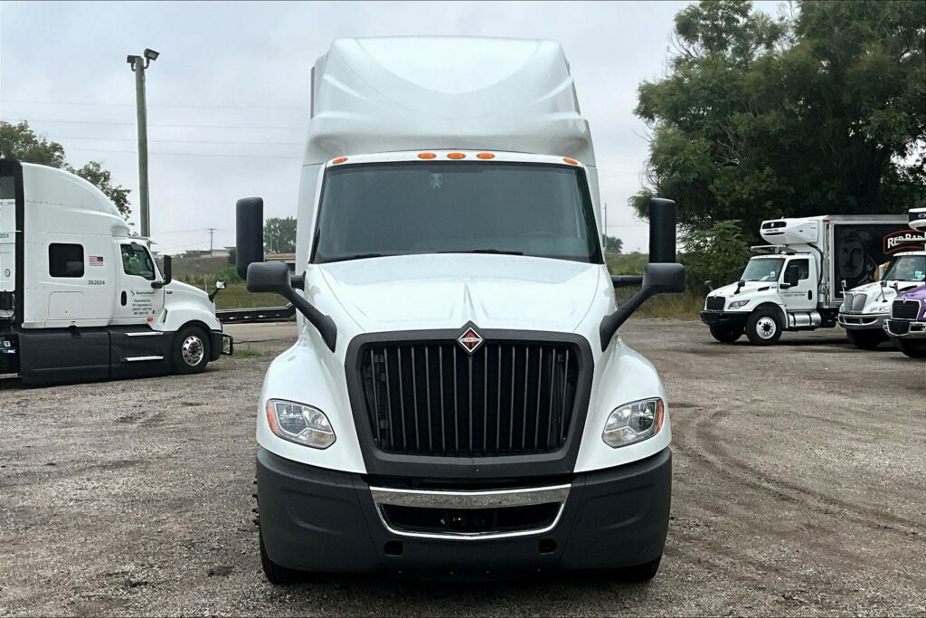 2022 CUM LT625 6×4 Sleeper