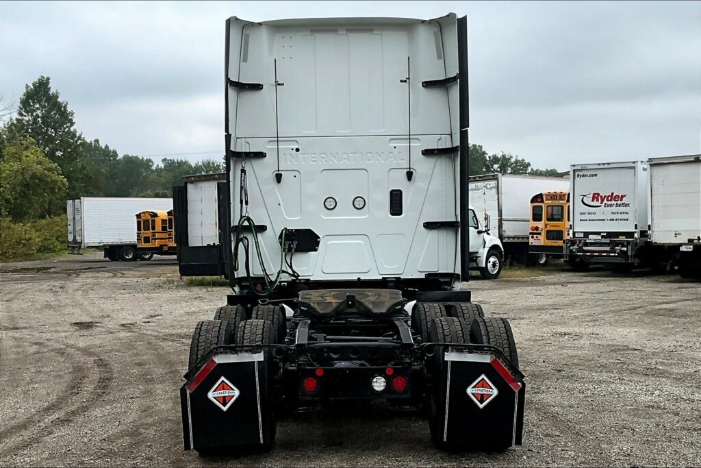 2022 CUM LT625 6×4 Sleeper