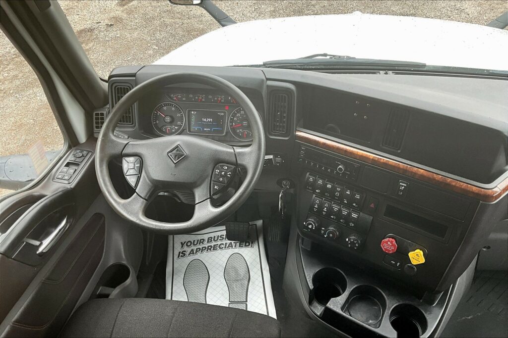 2022 CUM LT625 6×4 Sleeper