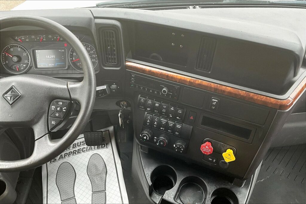 2022 CUM LT625 6×4 Sleeper