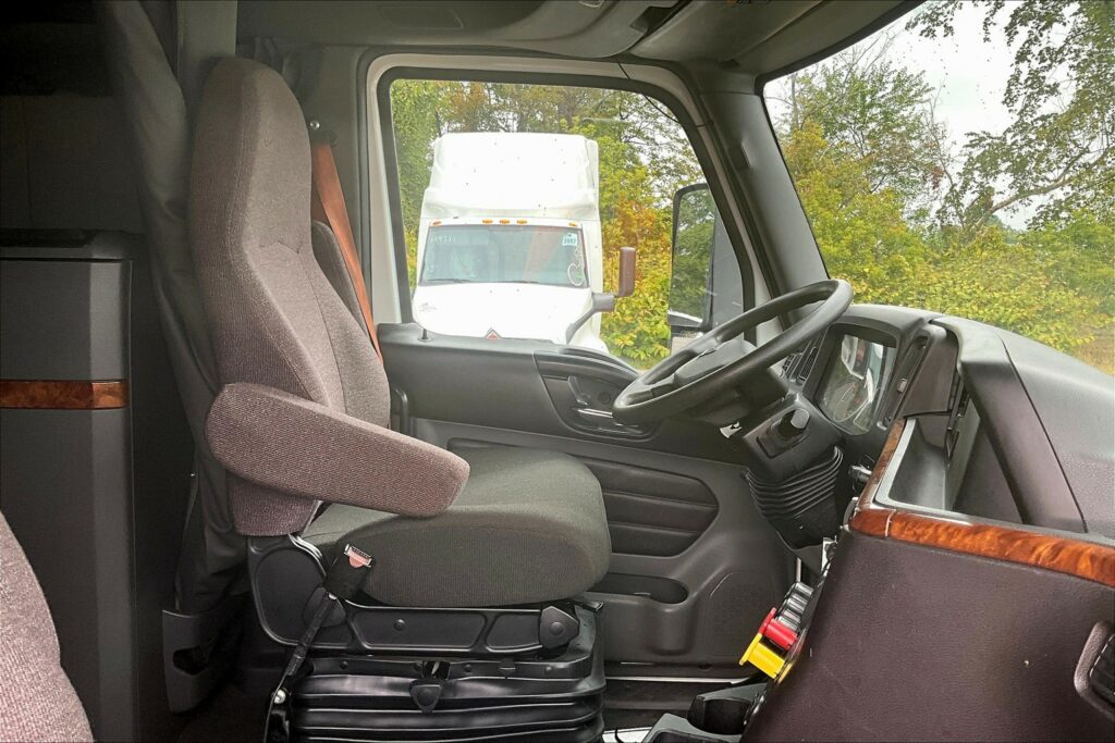 2022 CUM LT625 6×4 Sleeper