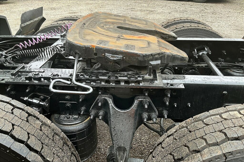 2022 CUM LT625 6×4 Sleeper