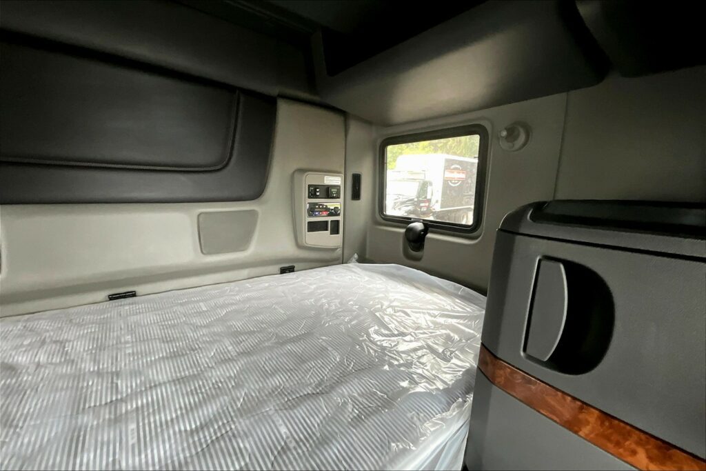 2022 CUM LT625 6×4 Sleeper