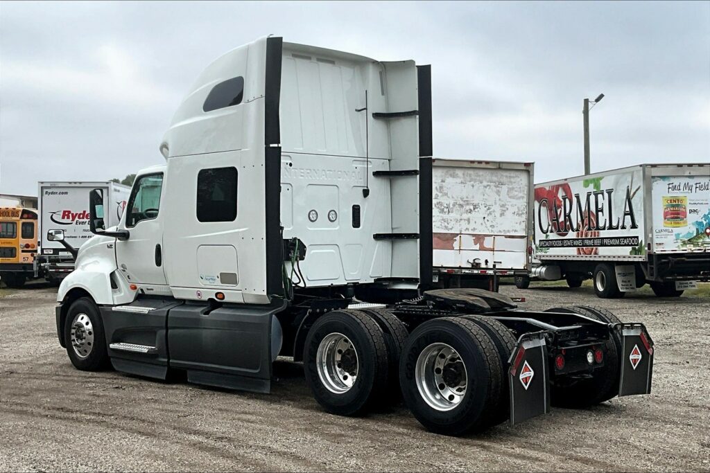 2022 CUM LT625 6×4 Sleeper