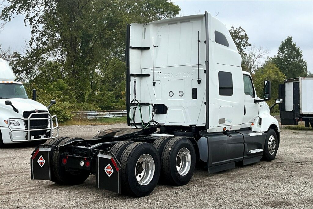 2022 CUM LT625 6×4 Sleeper