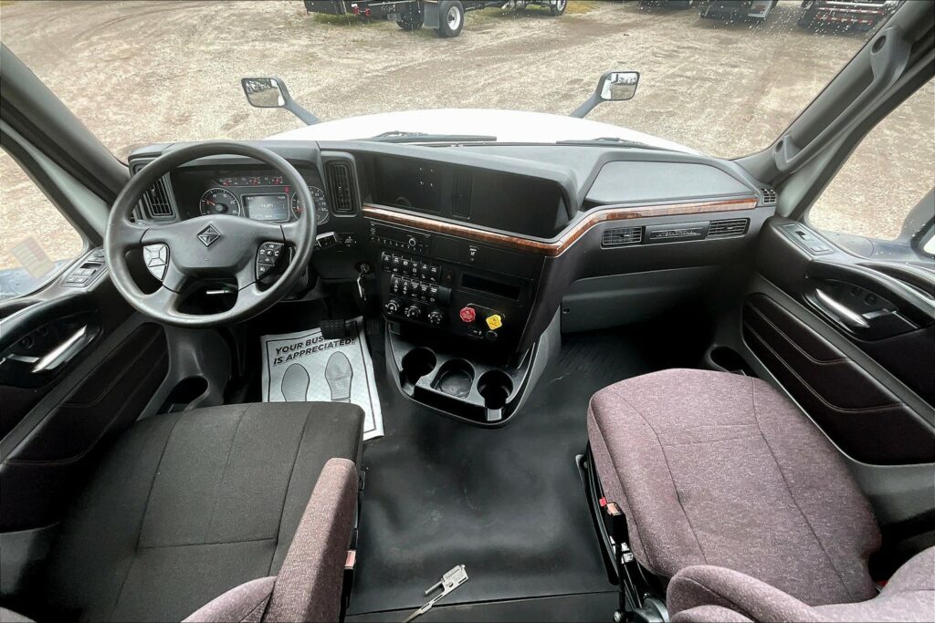 2022 CUM LT625 6×4 Sleeper