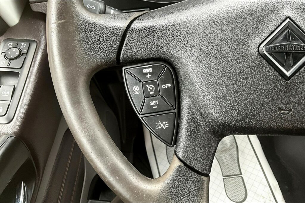 2022 CUM LT625 6×4 Sleeper