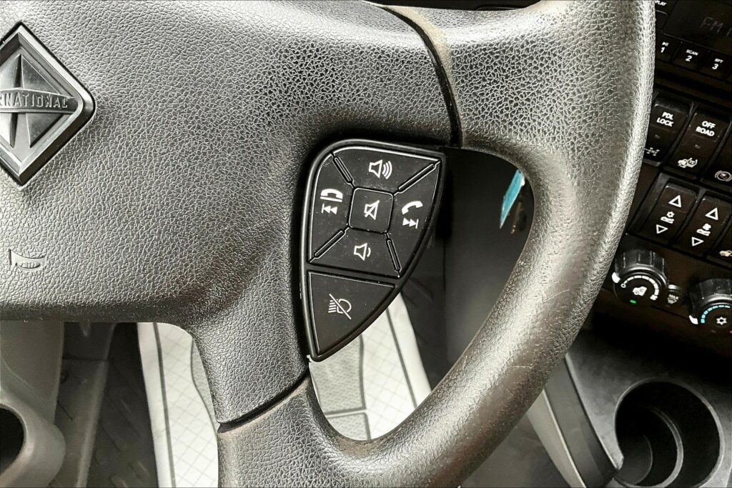 2022 CUM LT625 6×4 Sleeper