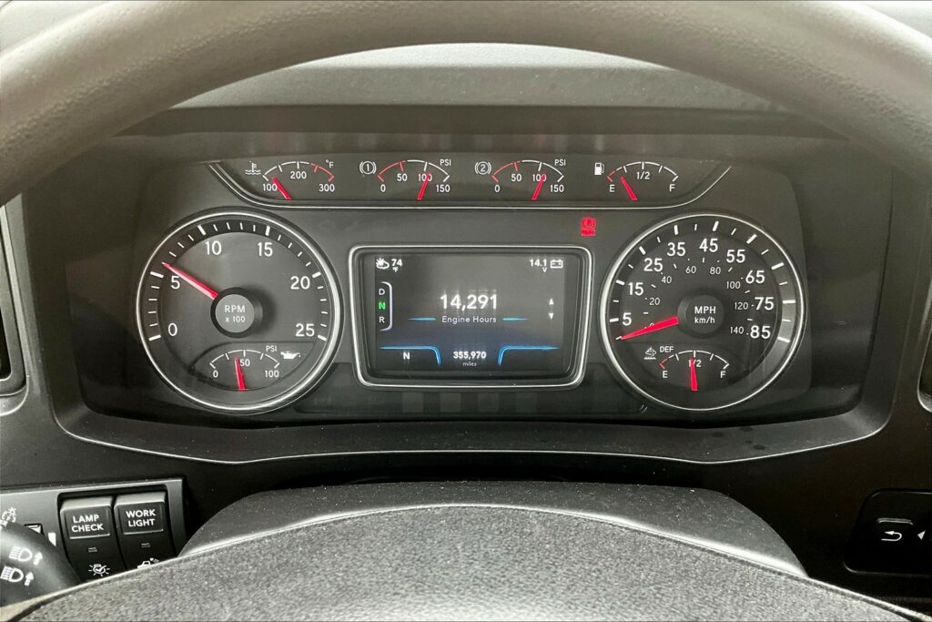 2022 CUM LT625 6×4 Sleeper