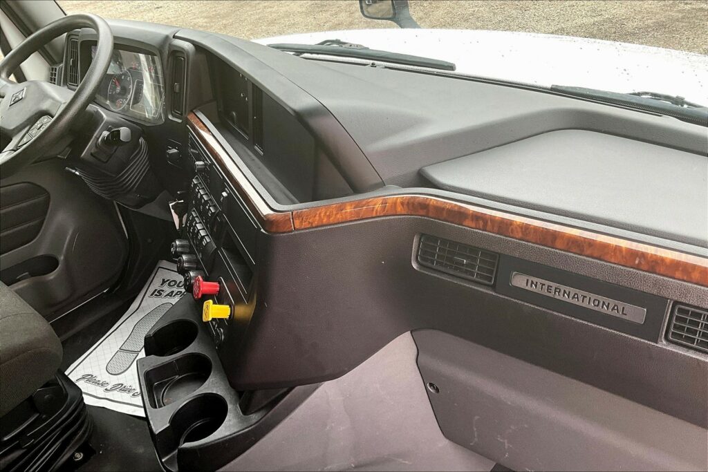 2022 CUM LT625 6×4 Sleeper