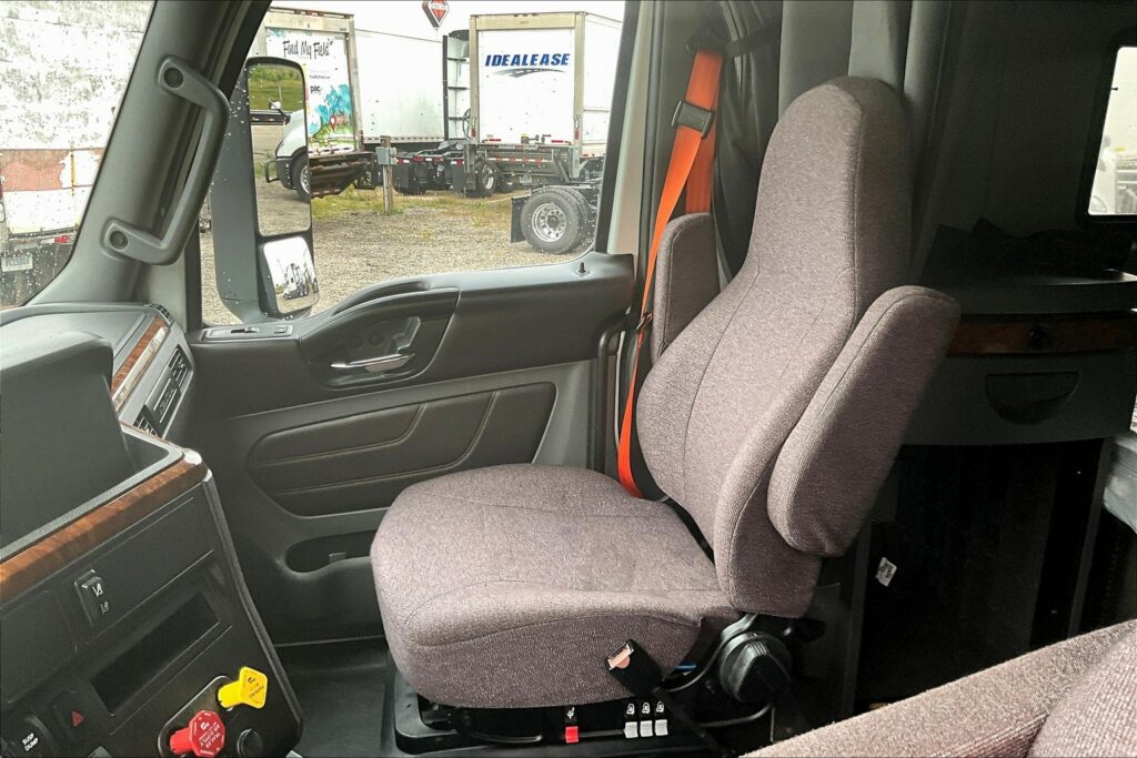 2022 CUM LT625 6×4 Sleeper