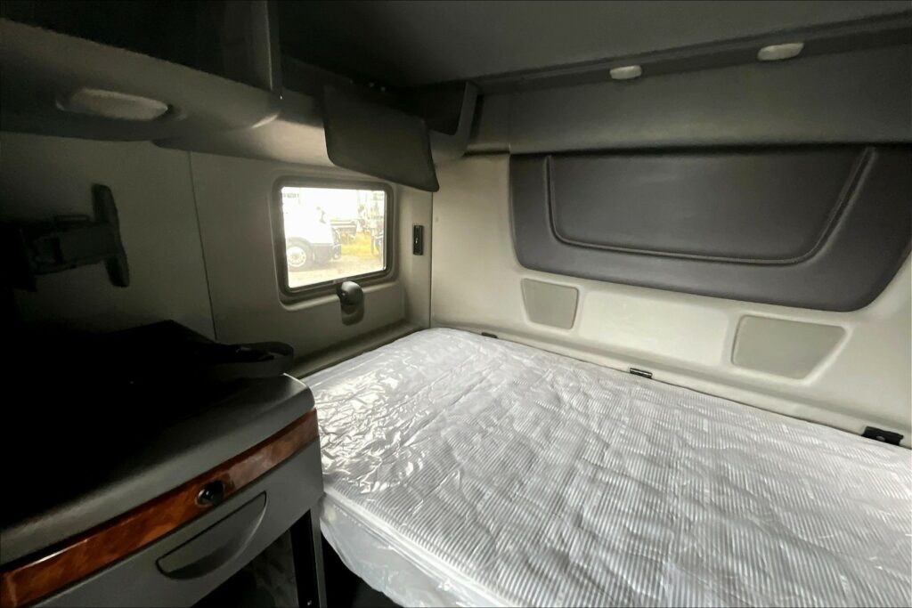 2022 CUM LT625 6×4 Sleeper